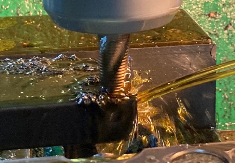 水溶性切削油では難しいタップ加工